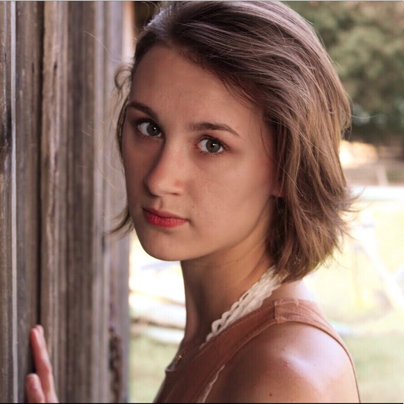 Meet your Posher, Laura - Picture 1 of 1